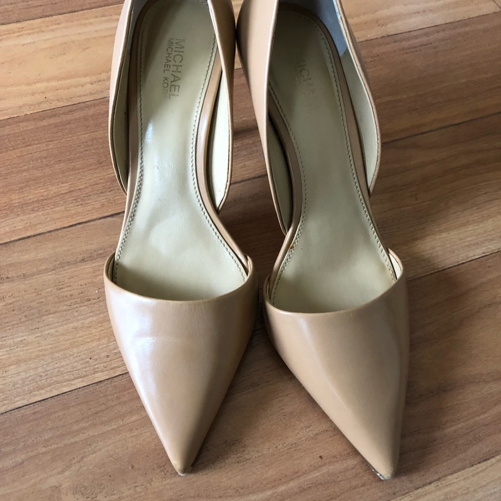 Very gently pre-owned Michael Kors shoes in size 6 - Picture 2 of 2